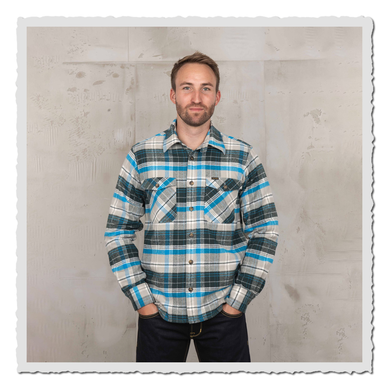 Pike Brothers 1943 CPO Shirt Green Mann trägt Pike Brothers 1943 CPO Shirt – Workwear-Hemd in Grün, Blau und Creme